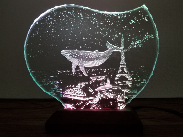 星降る夜・クジラ・マンタ・パリ　ガラスエッチングパネル・LEDスタンドセット（ランプ・ライト・照明） 1枚目の画像