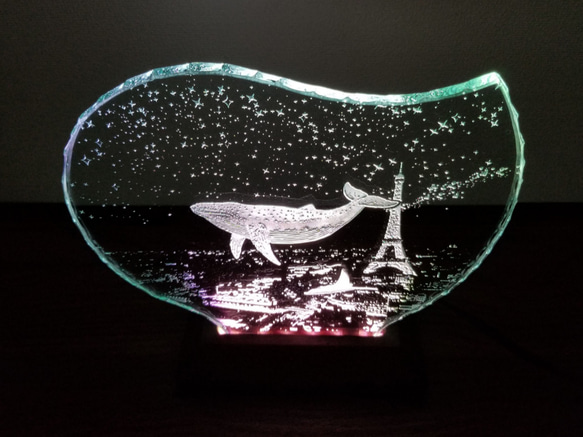 星降る夜・クジラ・マンタ・パリ　ガラスエッチングパネル・LEDスタンドセット（ランプ・ライト・照明） 2枚目の画像