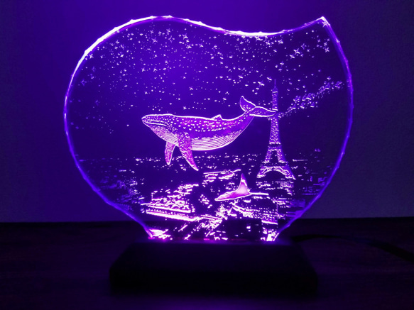星降る夜・クジラ・マンタ・パリ　ガラスエッチングパネル・LEDスタンドセット（ランプ・ライト・照明） 4枚目の画像