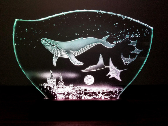 星降る夜・クジラ・マンタ/プラハ　ガラスエッチングパネル Lサイズ・LEDスタンドセット 1枚目の画像