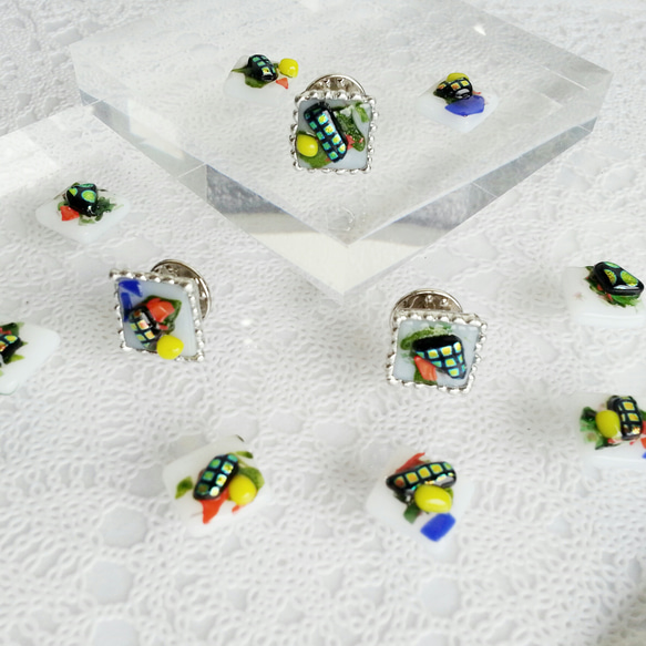 寶石玻璃和銀錫銷胸針（白色和綠色） 第1張的照片