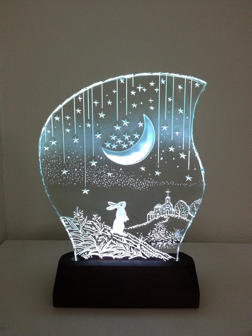星降る夜・ウサギ ガラスエッチングパネル Mサイズ・LEDスタンドセット スタンドライト・テーブルランプ mayasworks・マヤズワークス 通販  3146464｜Creema(クリーマ) セメント製　明かりの灯る②うさぎシルエット