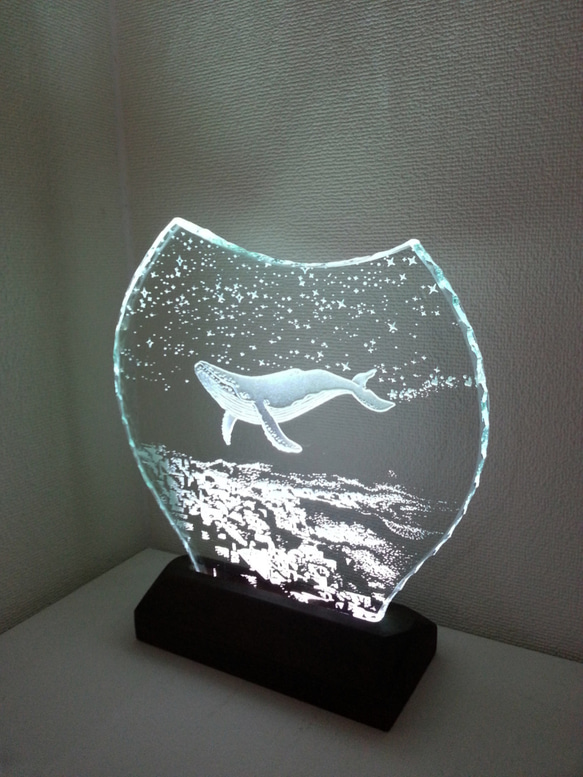 星降る夜・クジラ　ガラスエッチングパネル Mサイズ・LEDスタンドセット（ランプ・ライト・照明） 3枚目の画像
