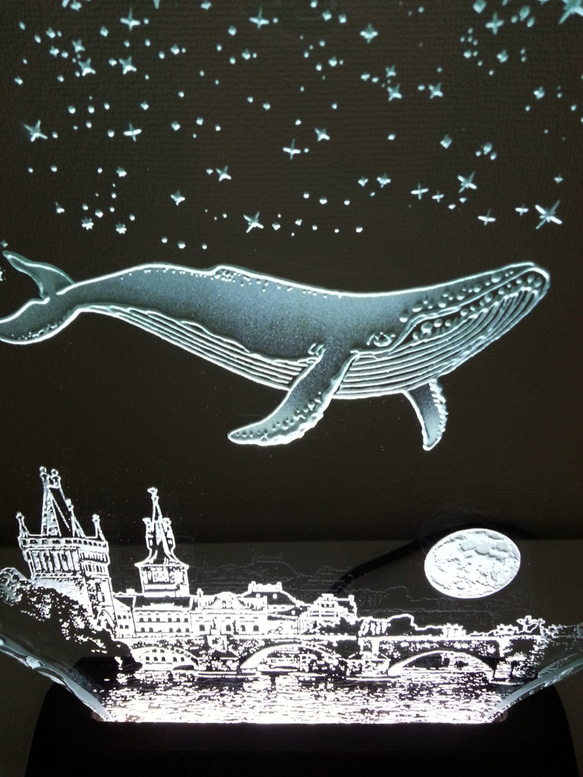 星降る夜・クジラ・プラハ　ガラスエッチングパネル Mサイズ・LEDスタンドセット（ランプ・ライト・照明） 2枚目の画像