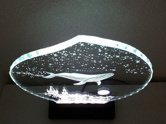 星降る夜・クジラ・プラハ　ガラスエッチングパネル Mサイズ・LEDスタンドセット（ランプ・ライト・照明） 3枚目の画像