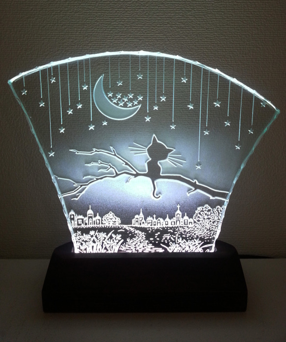 星降る夜・ネコ　ガラスエッチングパネル（三日月） Mサイズ・LEDスタンドセット　（ねこ・猫） 1枚目の画像