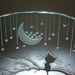 星降る夜・ネコ　ガラスエッチングパネル（三日月） Mサイズ・LEDスタンドセット　（ねこ・猫） 3枚目の画像