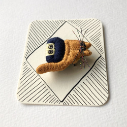 ヒゲネコのっけの目力女子・刺繍・ブローチ 2枚目の画像