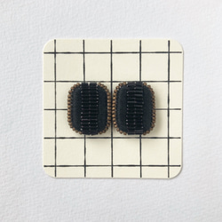 ビーズと刺繍・長方形・黒x黒・耳飾り・金具変更可 2枚目の画像