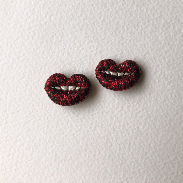 くちびる・ラメ糸・ピアス・ノンホールピアス・両耳・刺繍 2枚目の画像