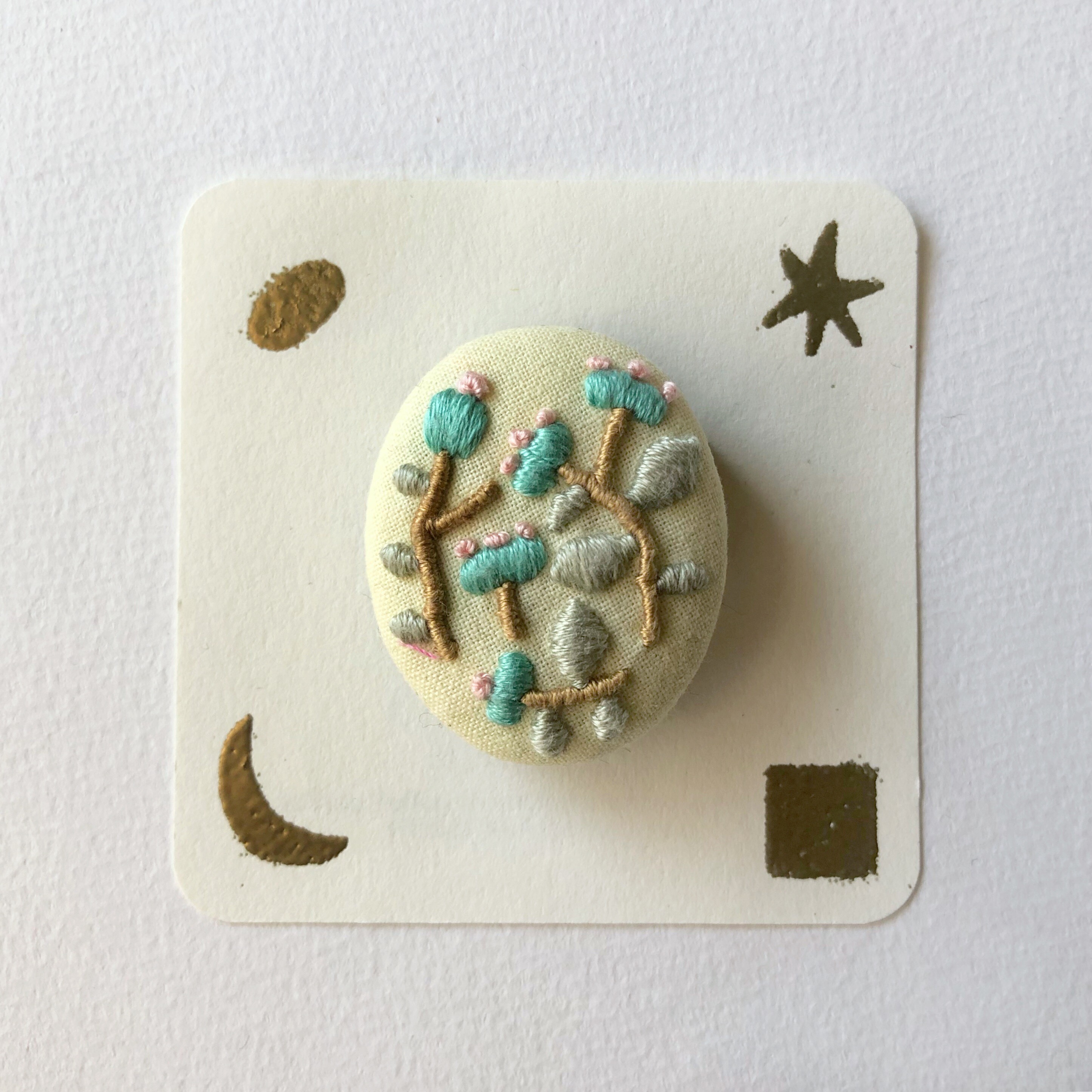 春色・刺繍・花・ぷっくり楕円ブローチ ブローチ HARIYA 通販