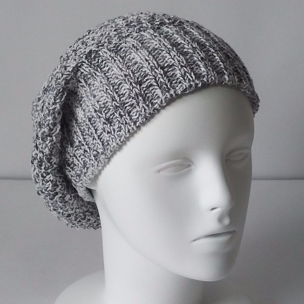 ゆったりした形のニット帽（日本製のコットン素材使用、ホワイト＆シルバー、３シーズンOK）