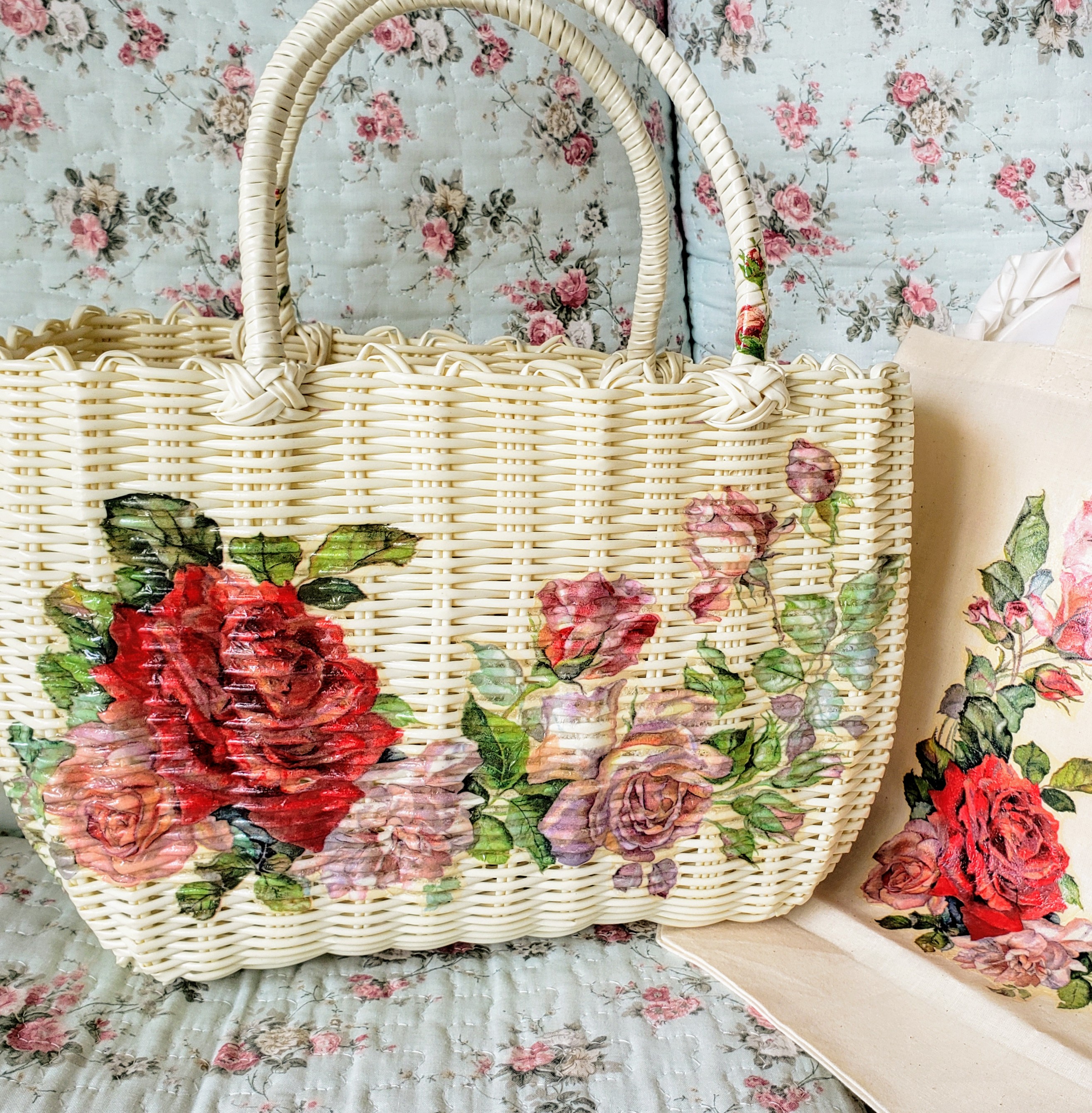 華やかレッドローズのデコパージュかごバッグ（Lサイズ－アイボリークリーム）