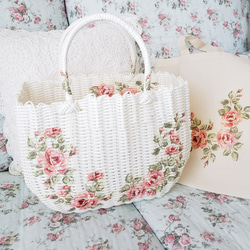 優しい春いろピンクローズのデコパージュかごバッグ（Lサイズ－ホワイト） 1枚目の画像