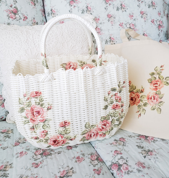 優しい春いろピンクローズのデコパージュかごバッグ（Lサイズ－ホワイト） 1枚目の画像