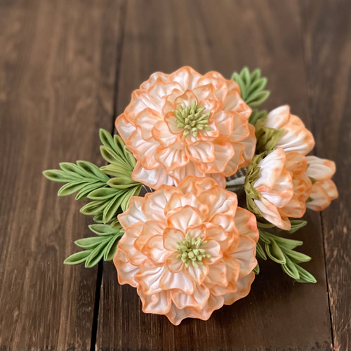 つまみ細工 絞り咲き牡丹の髪飾りオレンジ その他ヘアアクセサリー