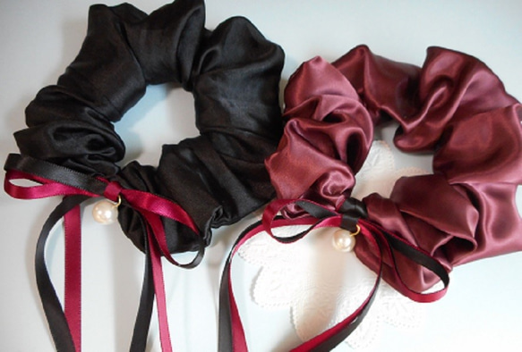 ダブルリボンとパールのサテンシュシュ（赤or黒） シュシュ めりーさん  