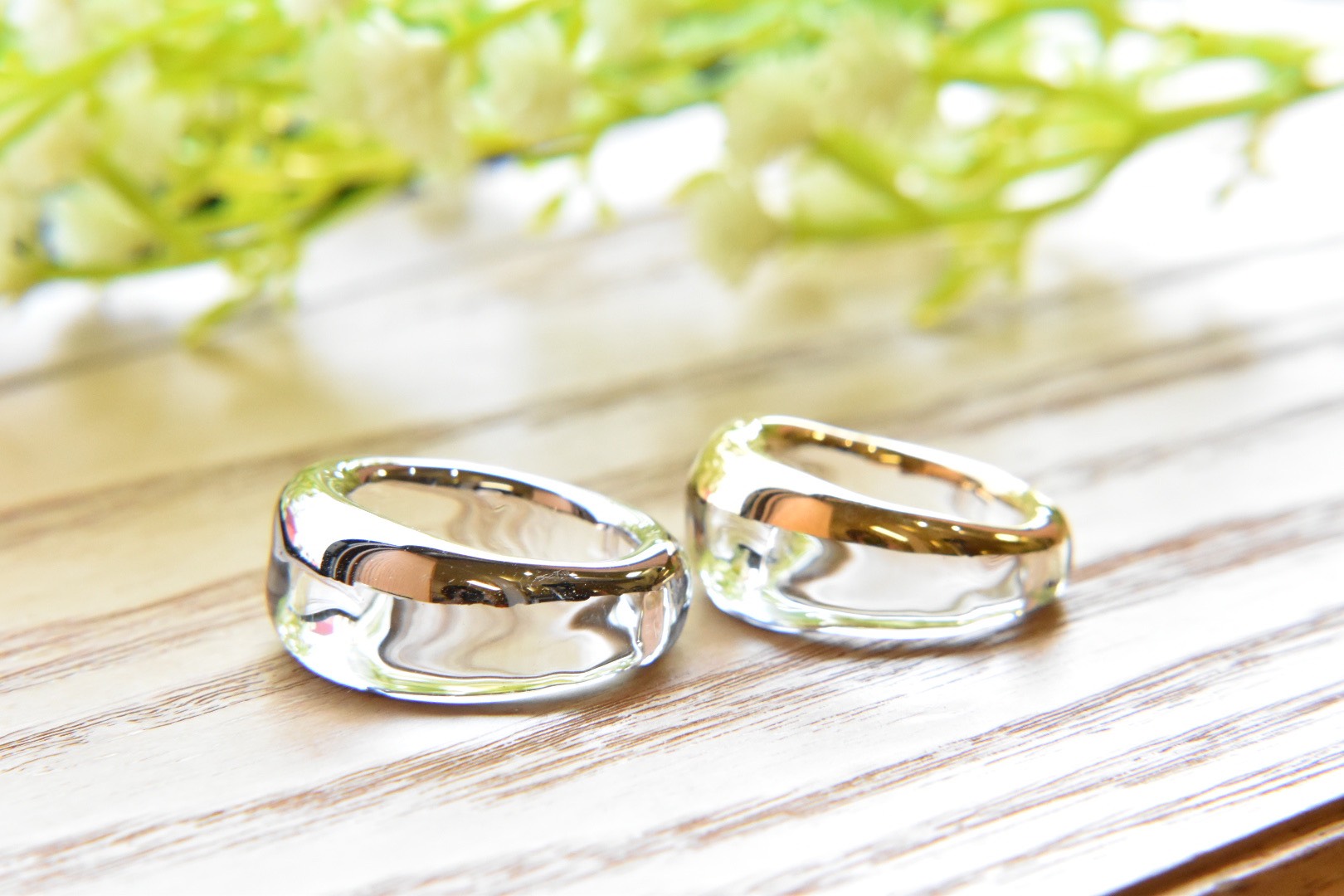 揺らぎと輝きのリング♪透明度の高いガラスと金彩、プラチナ彩の光のリング♡指先に光がやどるとき