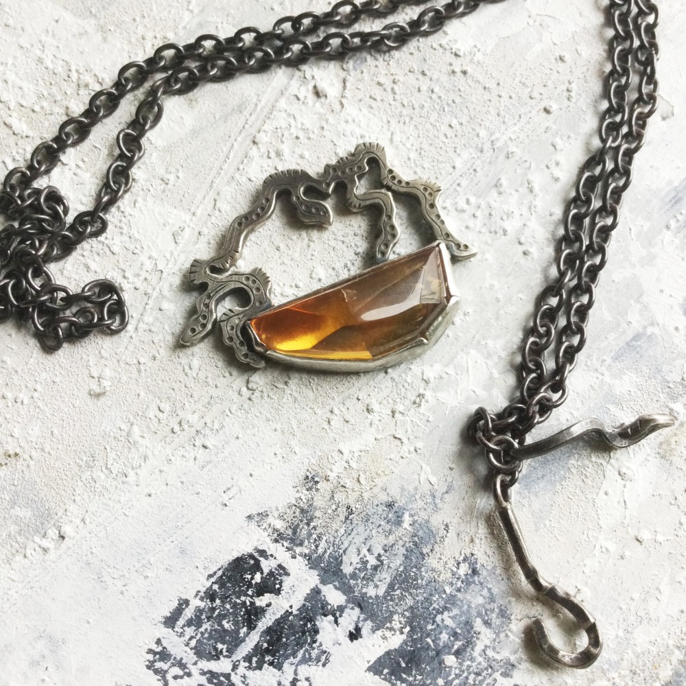 うごめき　琥珀　ネックレス
