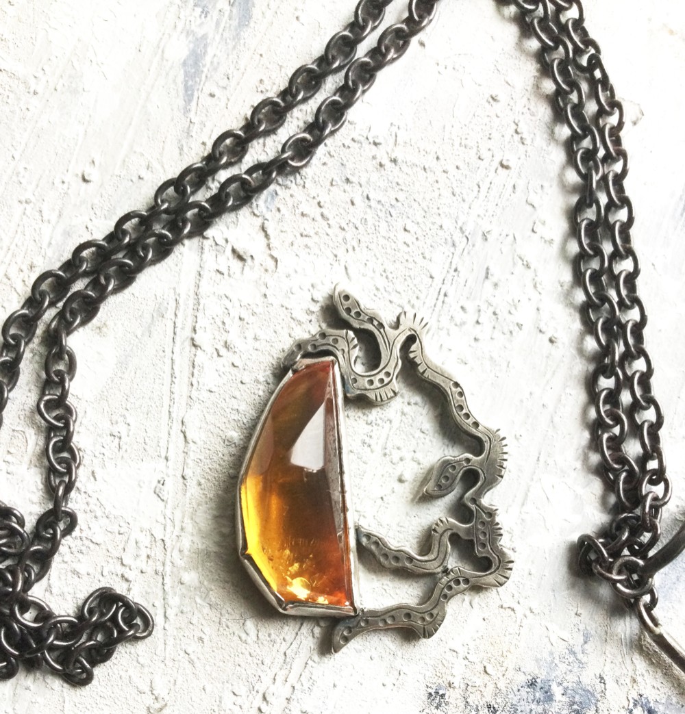 うごめき　琥珀　ネックレス