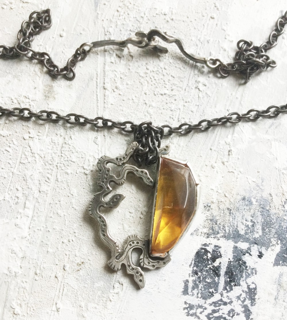 うごめき　琥珀　ネックレス