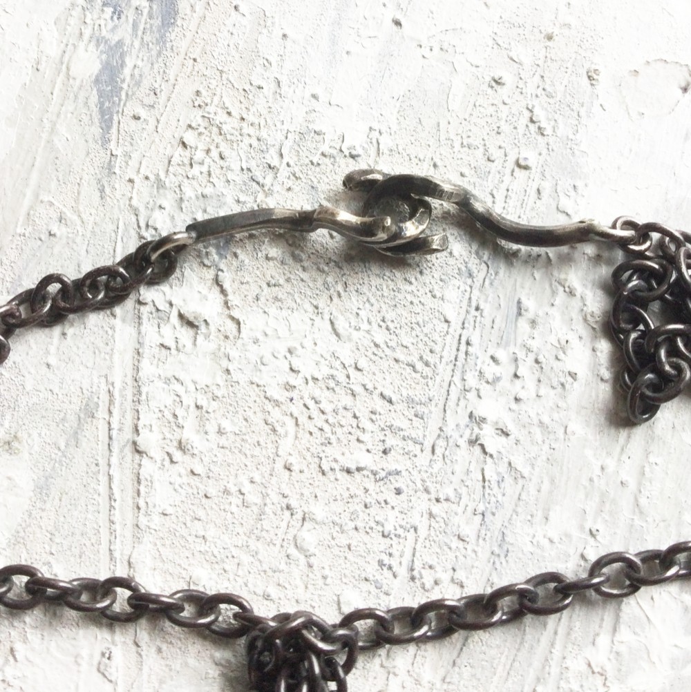 うごめき　琥珀　ネックレス