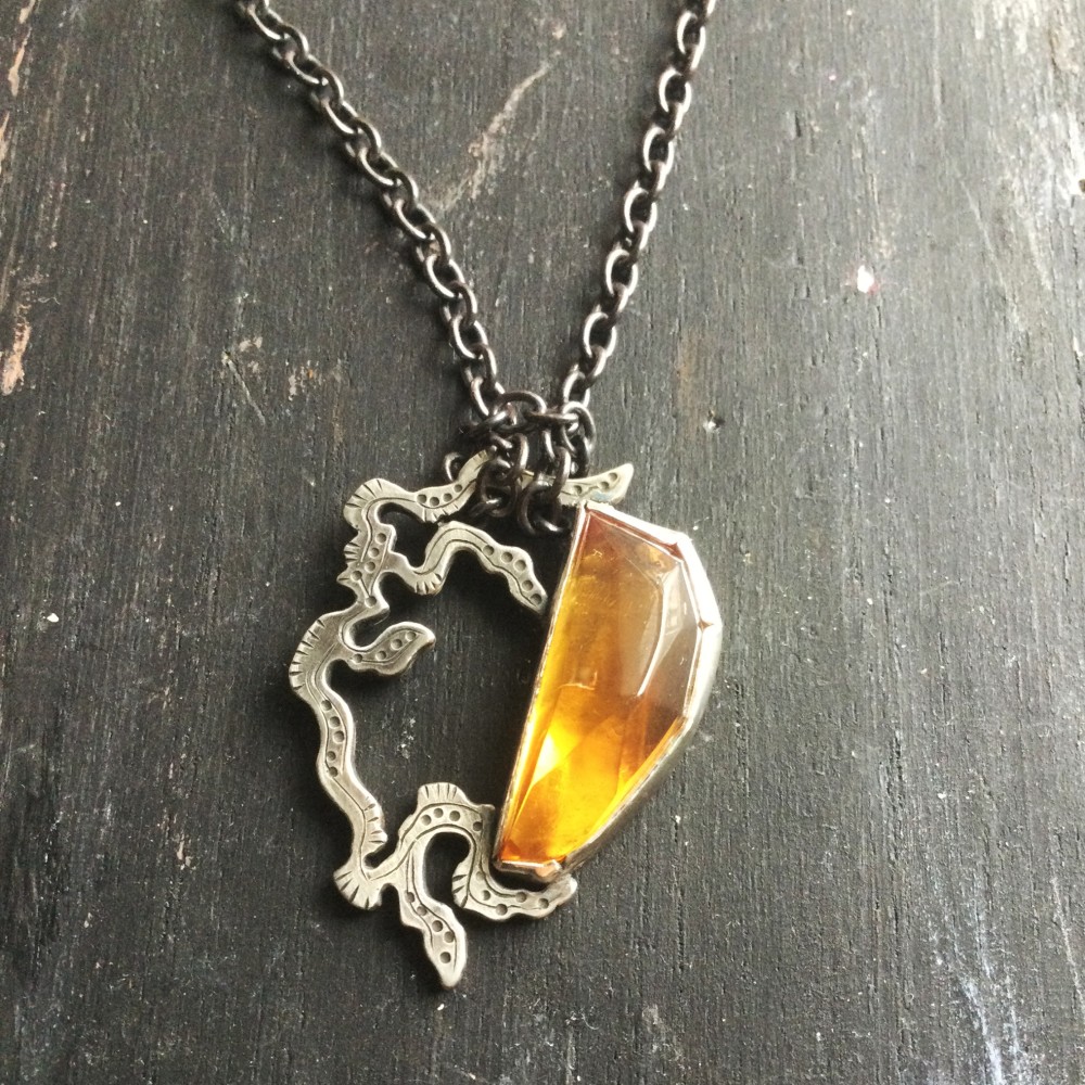 うごめき　琥珀　ネックレス