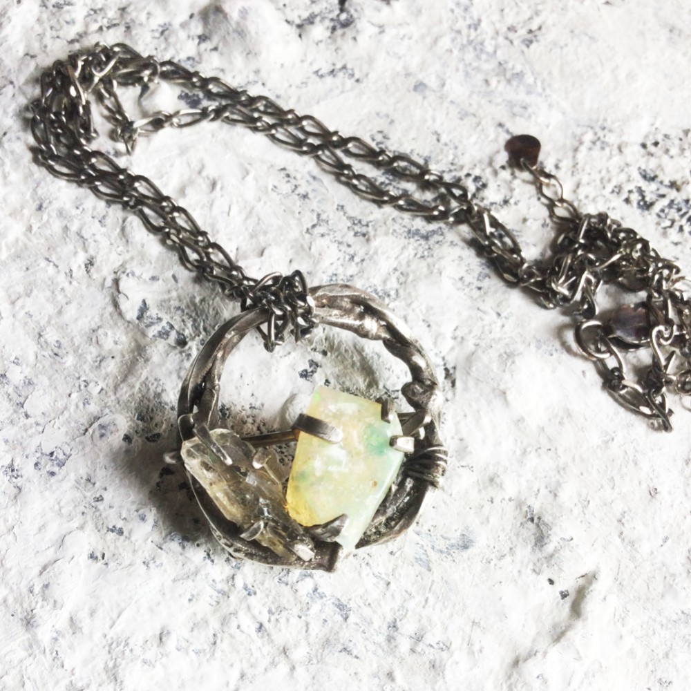 バーブドワイヤー　ペンダントネックレス　オパール＆水晶