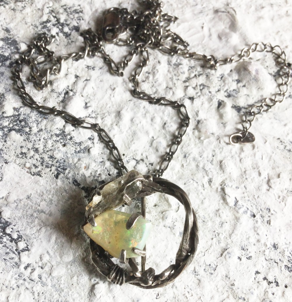 バーブドワイヤー　ペンダントネックレス　オパール＆水晶