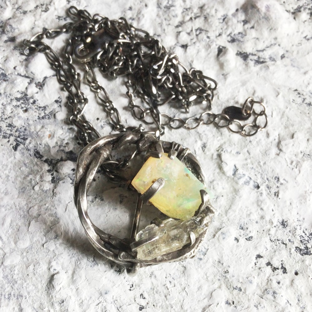 バーブドワイヤー　ペンダントネックレス　オパール＆水晶