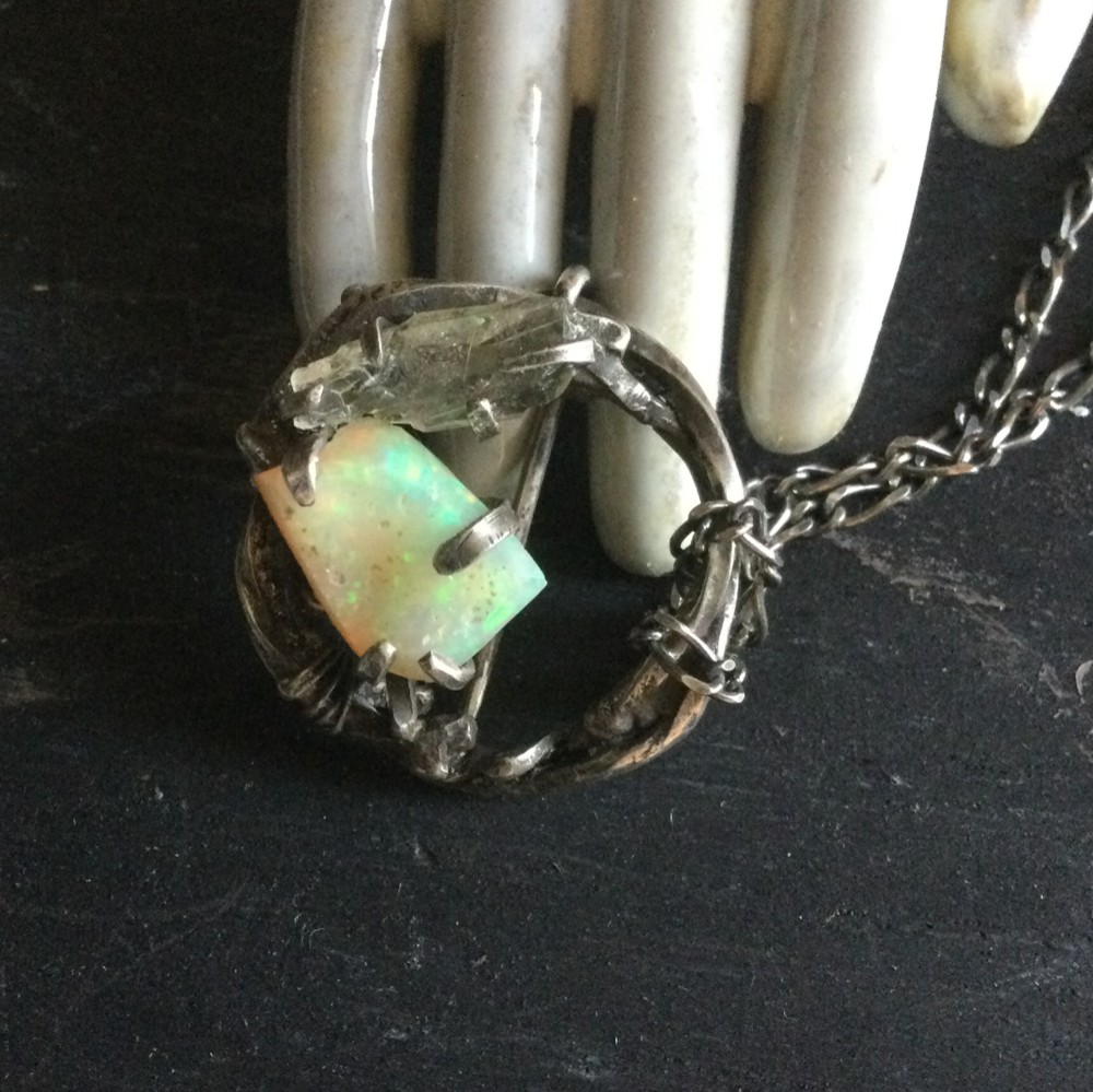 バーブドワイヤー　ペンダントネックレス　オパール＆水晶