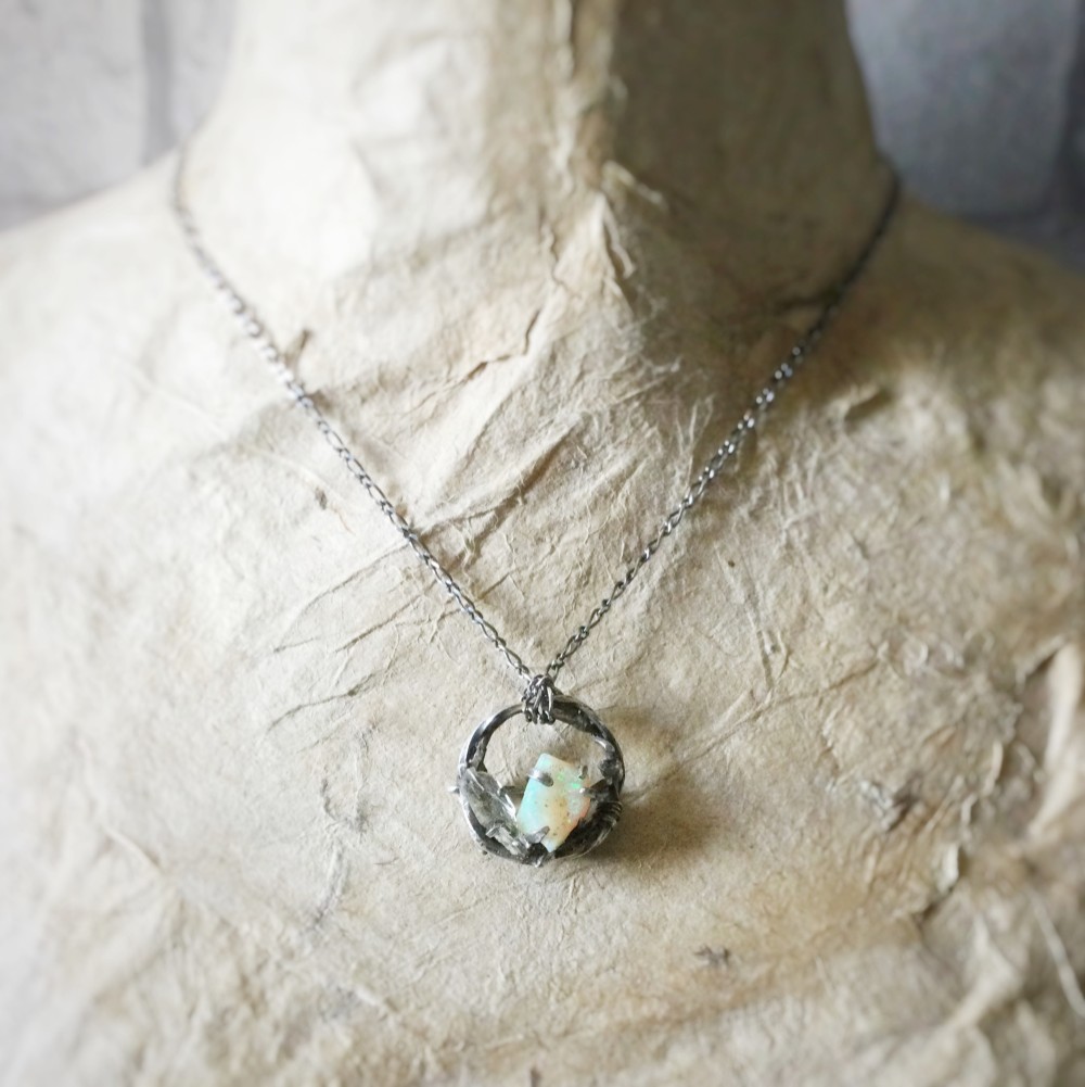 バーブドワイヤー　ペンダントネックレス　オパール＆水晶