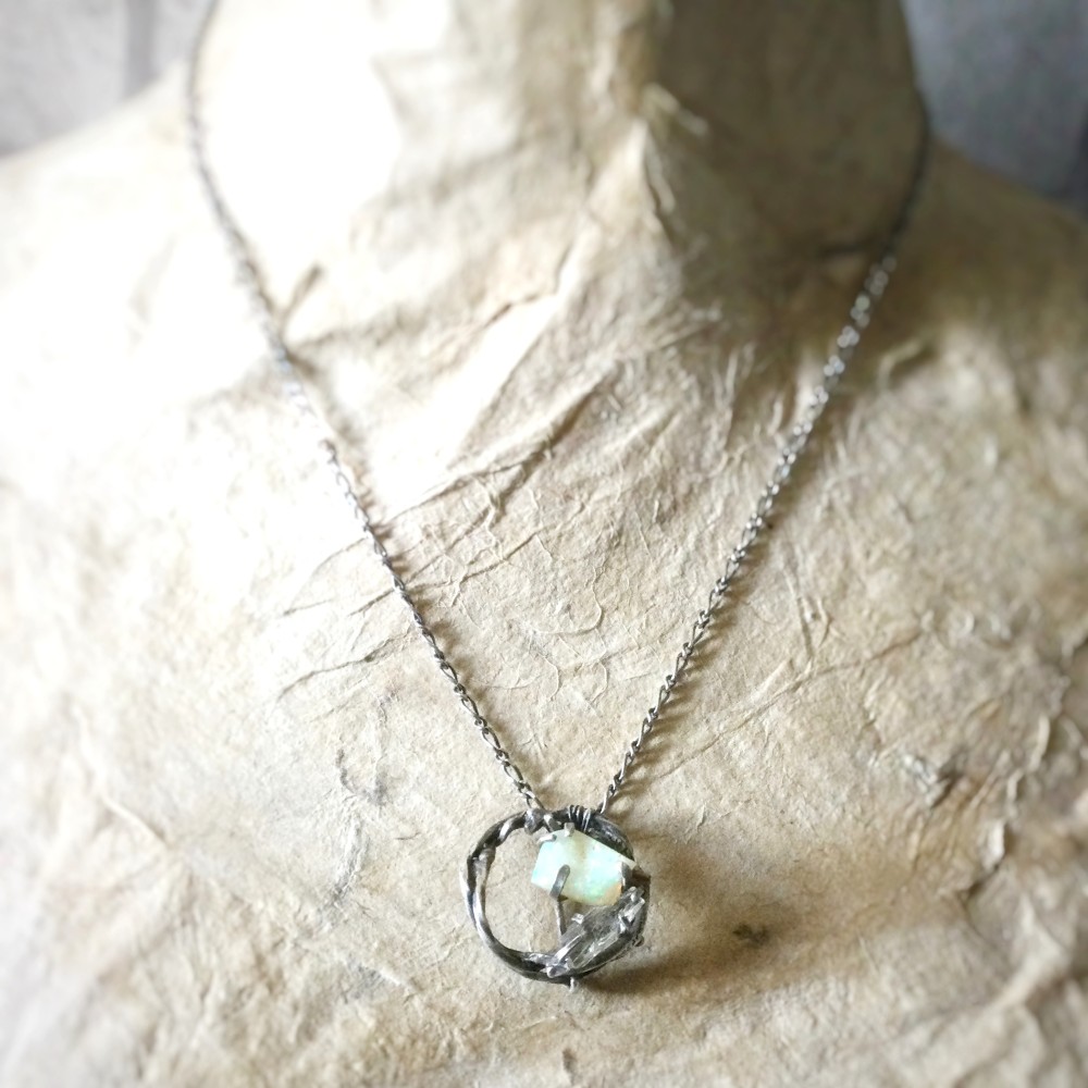 バーブドワイヤー　ペンダントネックレス　オパール＆水晶