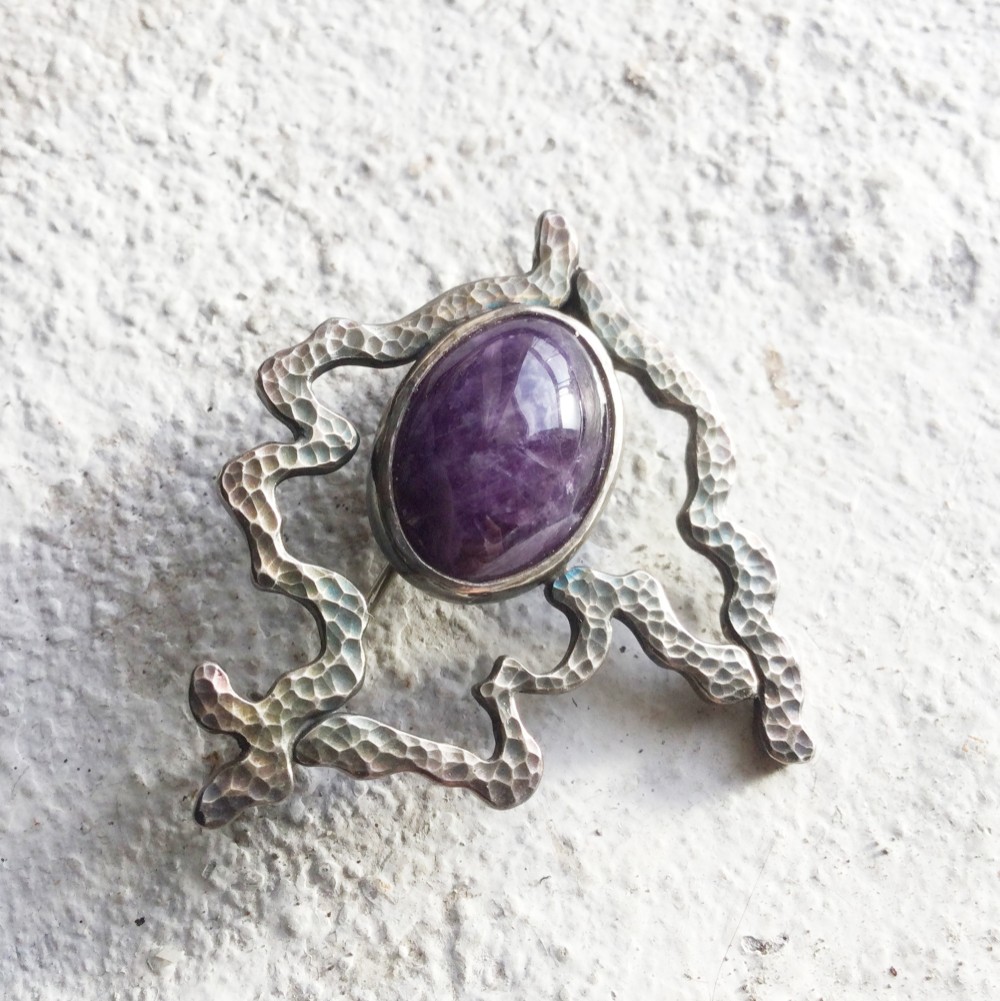うごめき　鎚目仕上げブローチ　アメジスト