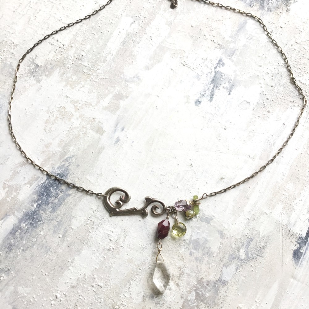 ダイヤの原石とジェムビーズのネックレス　左側バージョン