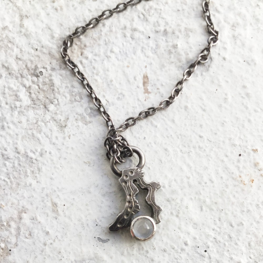 うごめきプチネックレス　ムーンストーン