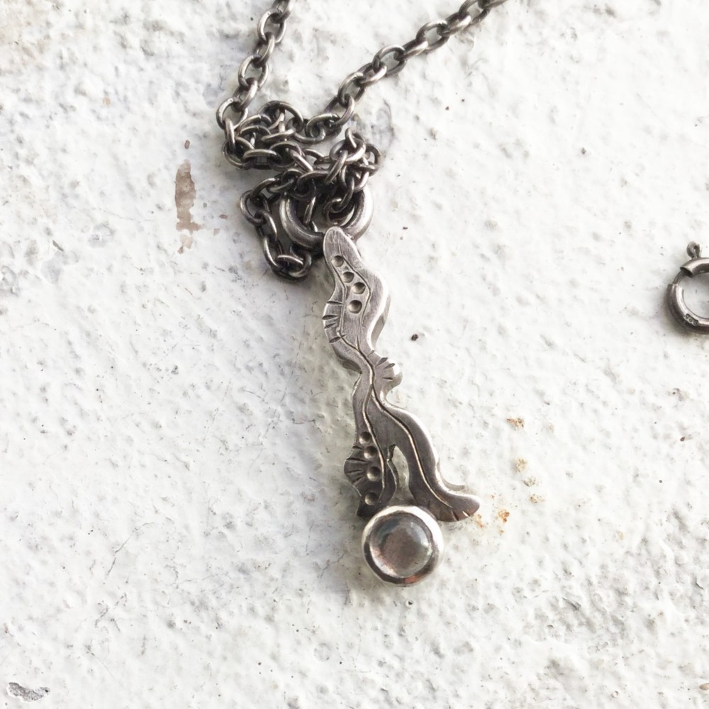 うごめきプチネックレス　ラブラドライト3