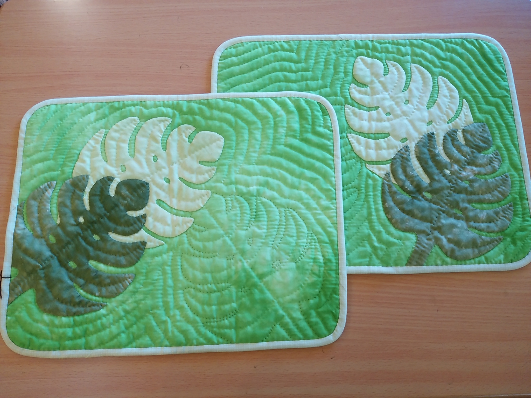 ⭐️ ハワイアンキルト ⭐️ プルメリア ランチョンマット ２枚組 ⭐️ ハワイアンキルト ⭐️ プルメリア ランチョンマット 2枚組