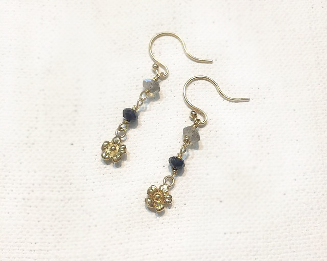 【1点もの】K18 ブラックスピネルとラブラドライトのフラワーピアス