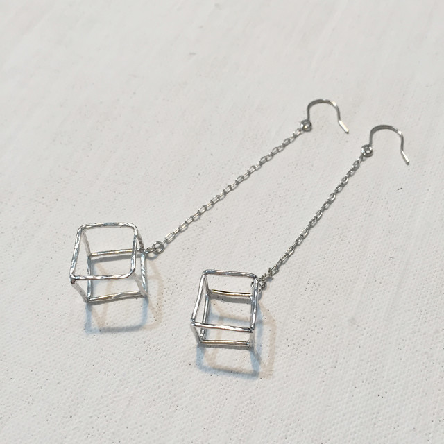 【1点もの】立方体ピアス　シルバー
