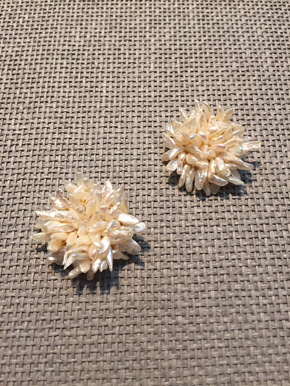 白い小花のブローチ 4枚目の画像