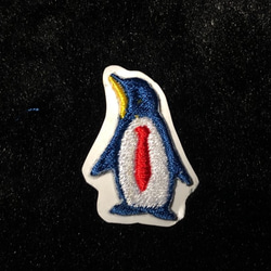 ★刺繍シール／ステッカー　ワッペン★ネクタイをしたペンギン　1枚 1枚目の画像