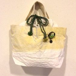 玉ねぎ染めのキャンバストートバッグ（ブローチ付き） 1枚目の画像