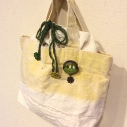 玉ねぎ染めのキャンバストートバッグ（ブローチ付き） 2枚目の画像