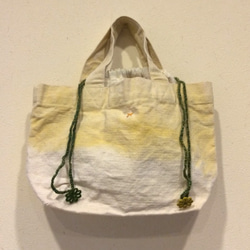 玉ねぎ染めのキャンバストートバッグ（ブローチ付き） 5枚目の画像