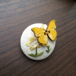 お花の刺繍と黄色の蝶々ブローチ 2枚目の画像