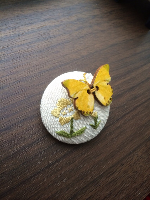 お花の刺繍と黄色の蝶々ブローチ 2枚目の画像