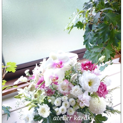 【生花】仏花 お供え花 お盆 ミニコチョウランが入ったお任せ季節のアレンジメント 3枚目の画像