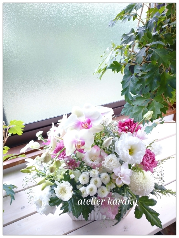 【生花】仏花 お供え花 お盆 ミニコチョウランが入ったお任せ季節のアレンジメント 3枚目の画像