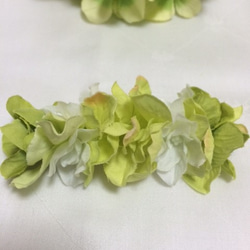 淡い緑と白の紫陽花バレッタ 1枚目の画像